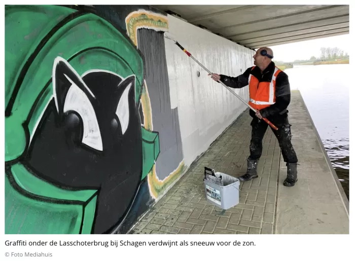 'Uiteindelijk winnen wij altijd, want wij krijgen ervoor betaald' Provincie huurt bedrijf in om graffiti te verwijderen | Noordhollandsdagblad